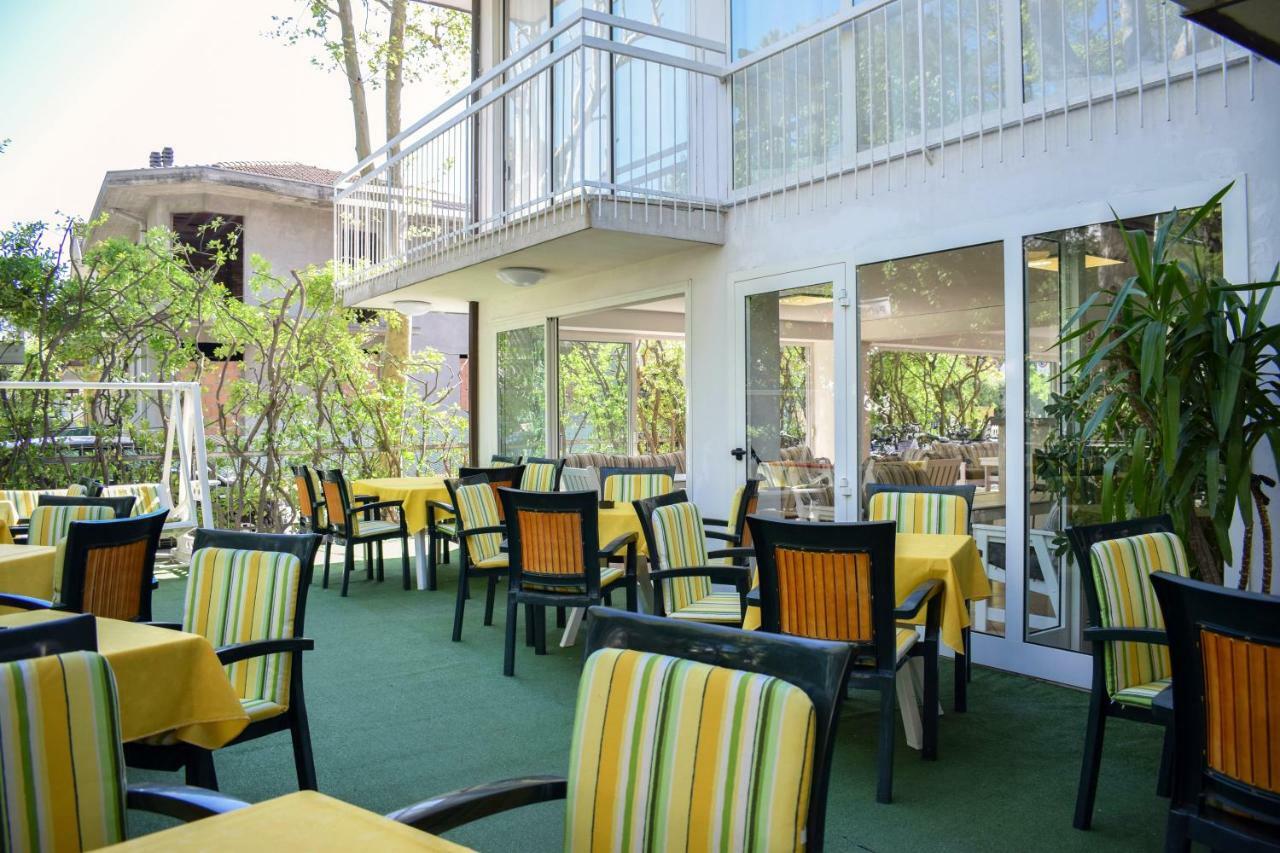 Hotel Ville De Paris Riccione Exterior photo
